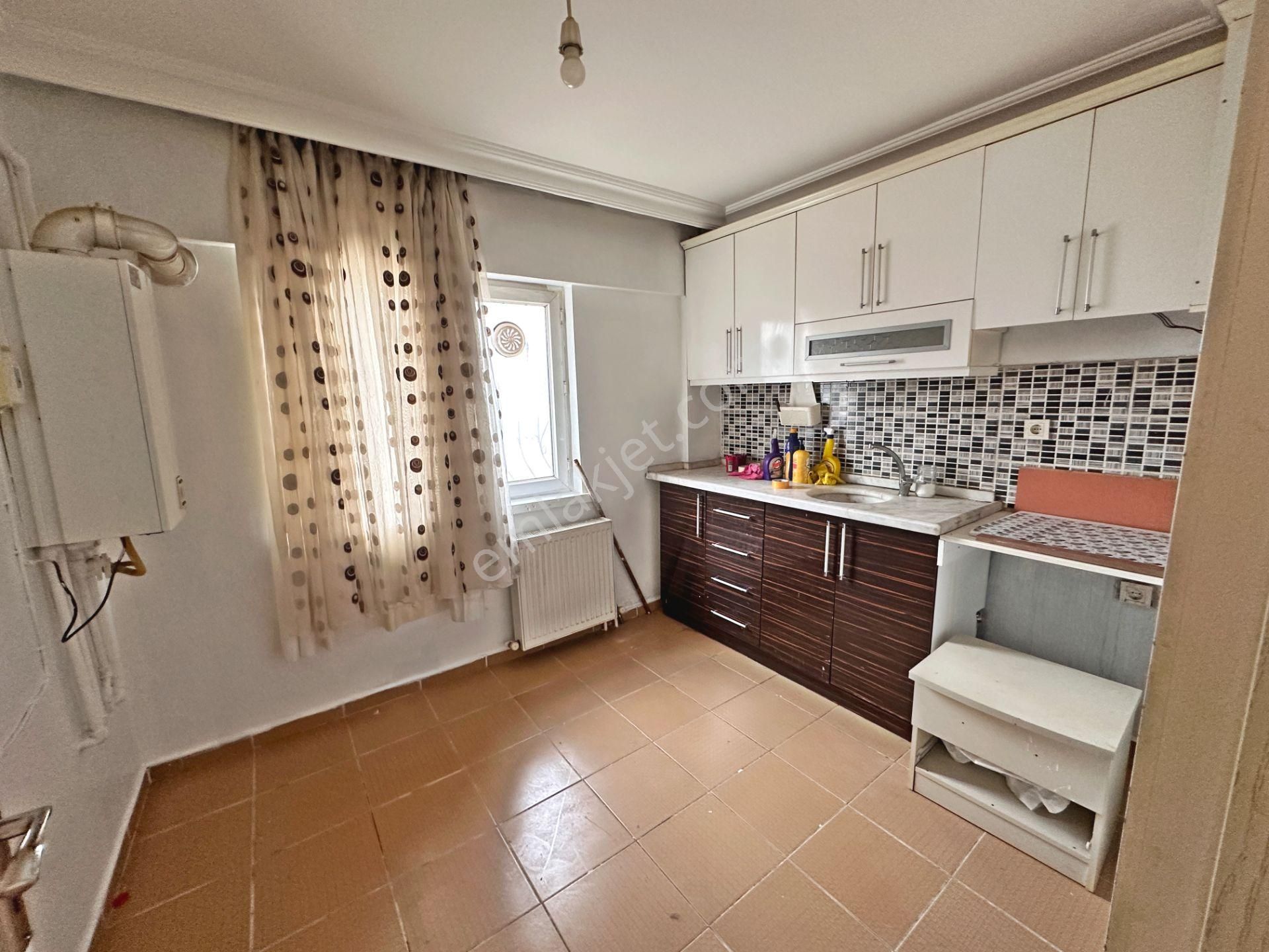 Şafaktepe Mahallesinde Park Yakını Full Yapılı Ön Cephede 2+1 Kiralık Daire