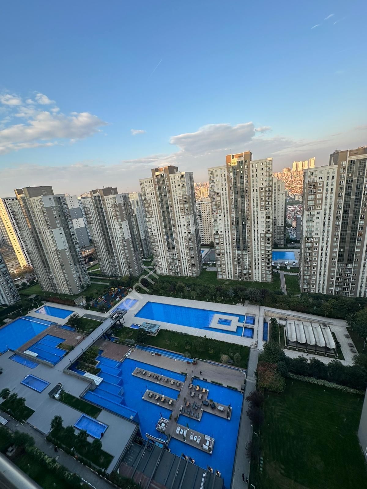 Esenyurt Yeşilkent Mahallesi İnnovia 2 Sitesi 3+1 120 M2 Kiralık Boş Daire Havuz Ve Peyzaj Cepheli