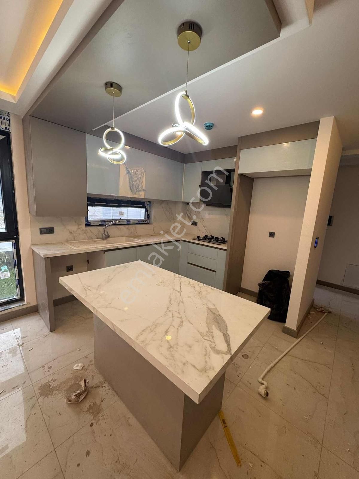 Çıplaklı'da Site İçi 5+1 Asansörlü Villa