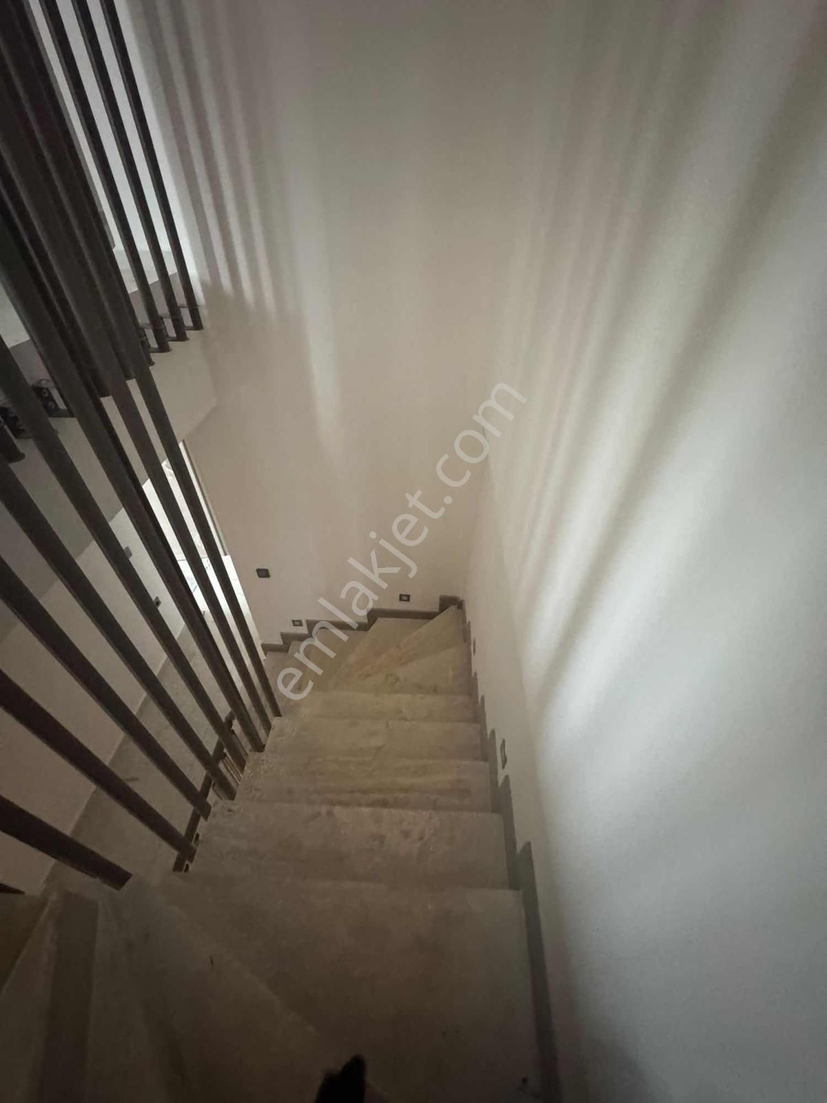Çıplaklı'da Site İçi 5+1 Asansörlü Villa - Görsel 10