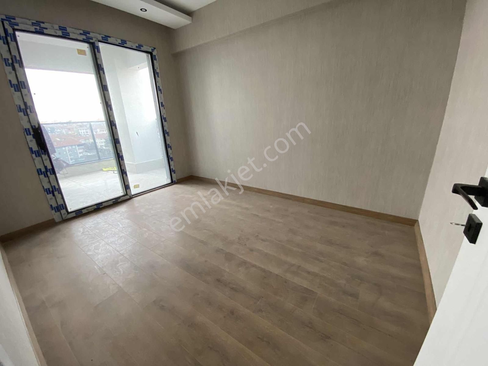 2 Bloklu Sitede 7.kat 4+1 Ebeweyn Banyolu Sıfır Metroya 3.dk - Görsel 3