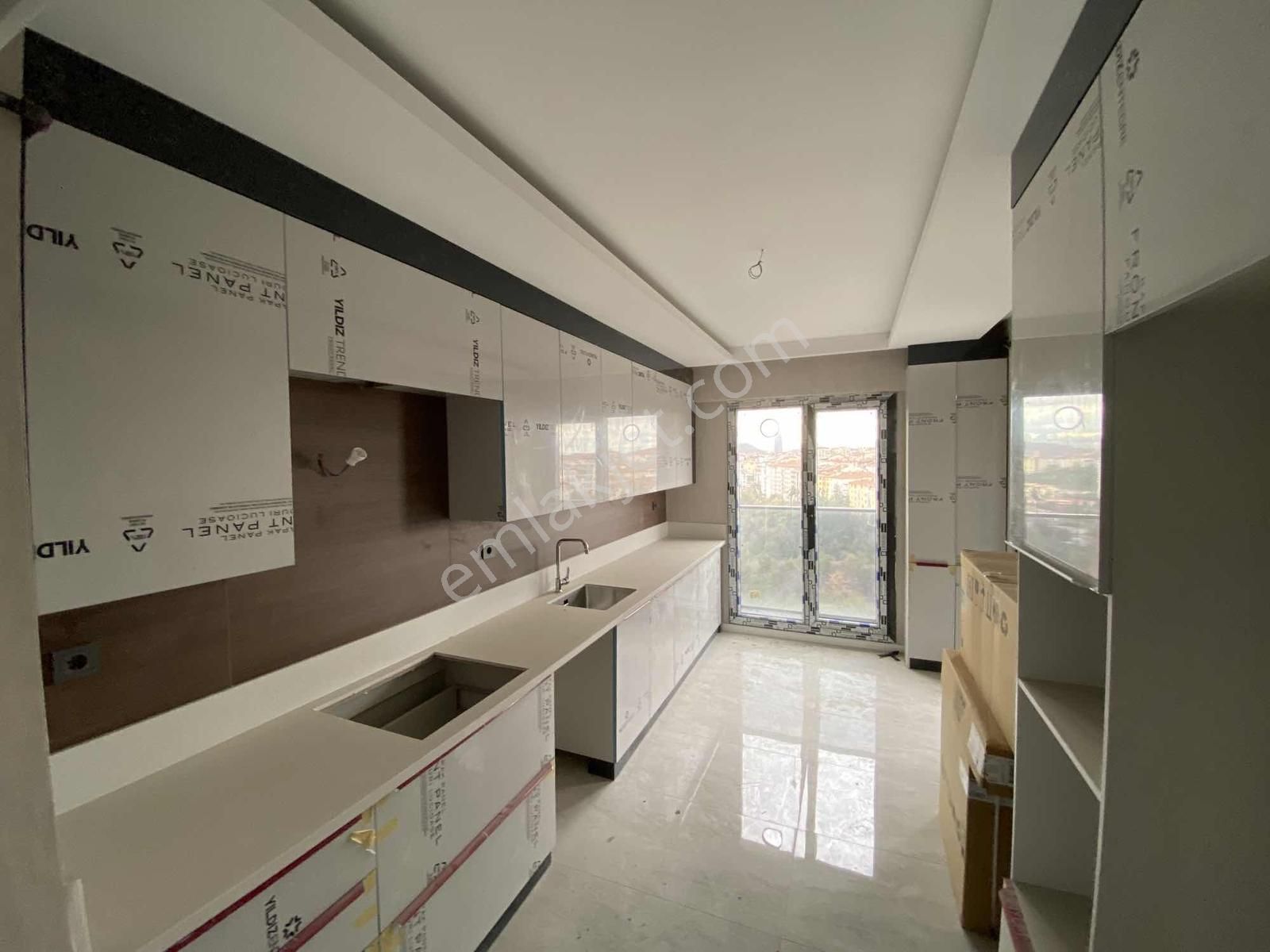 2 Bloklu Sitede 7.kat 4+1 Ebeweyn Banyolu Sıfır Metroya 3.dk