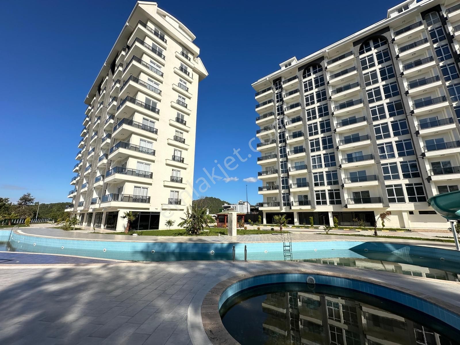 Full Aktiviteli Site İçerisinde Deniz Manzaralı 1+1 Daire