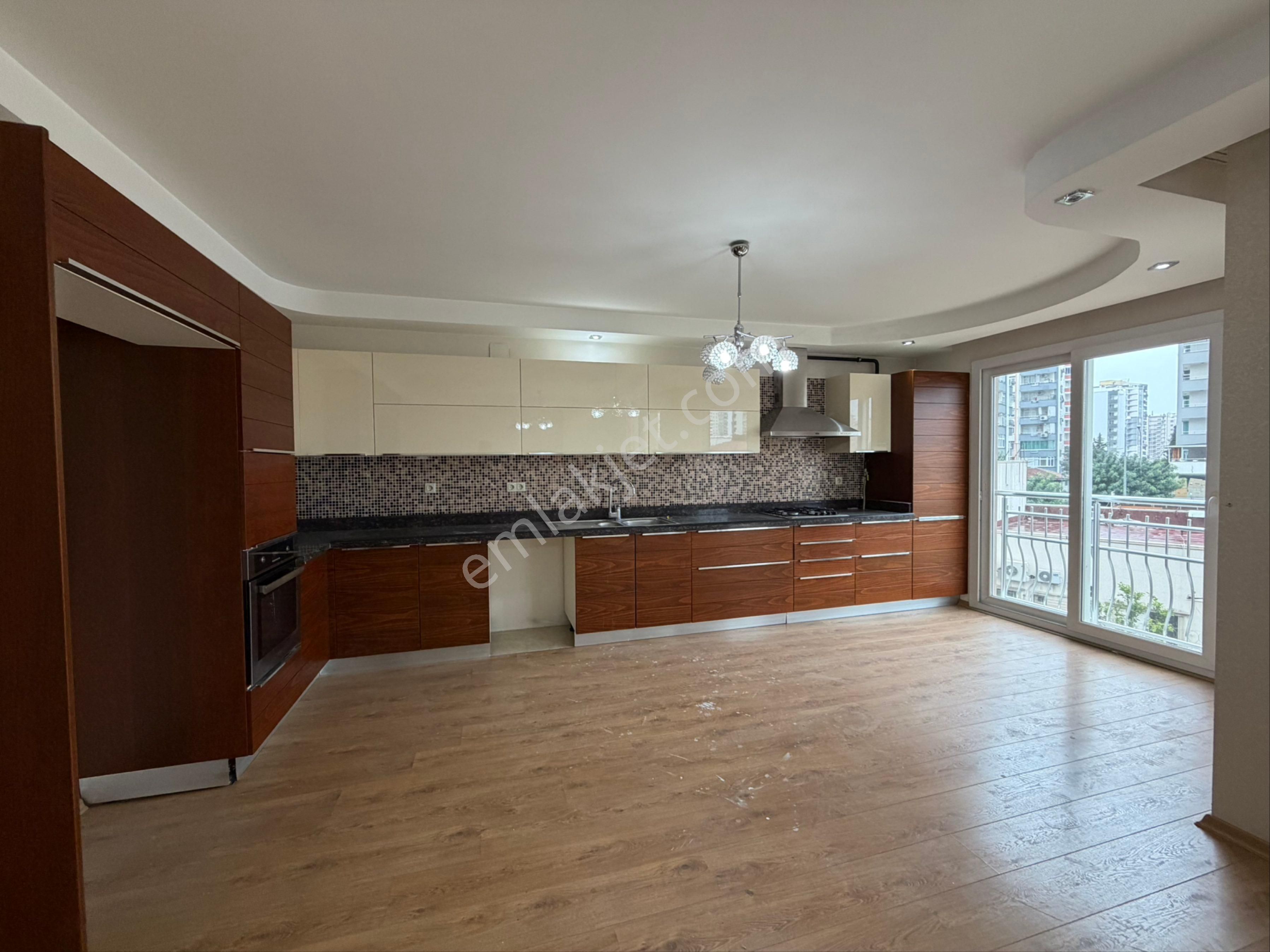 Türkmen Başı Groseri Üzeri Mükemmel Lokasyonda 4+1 Satılık Daire