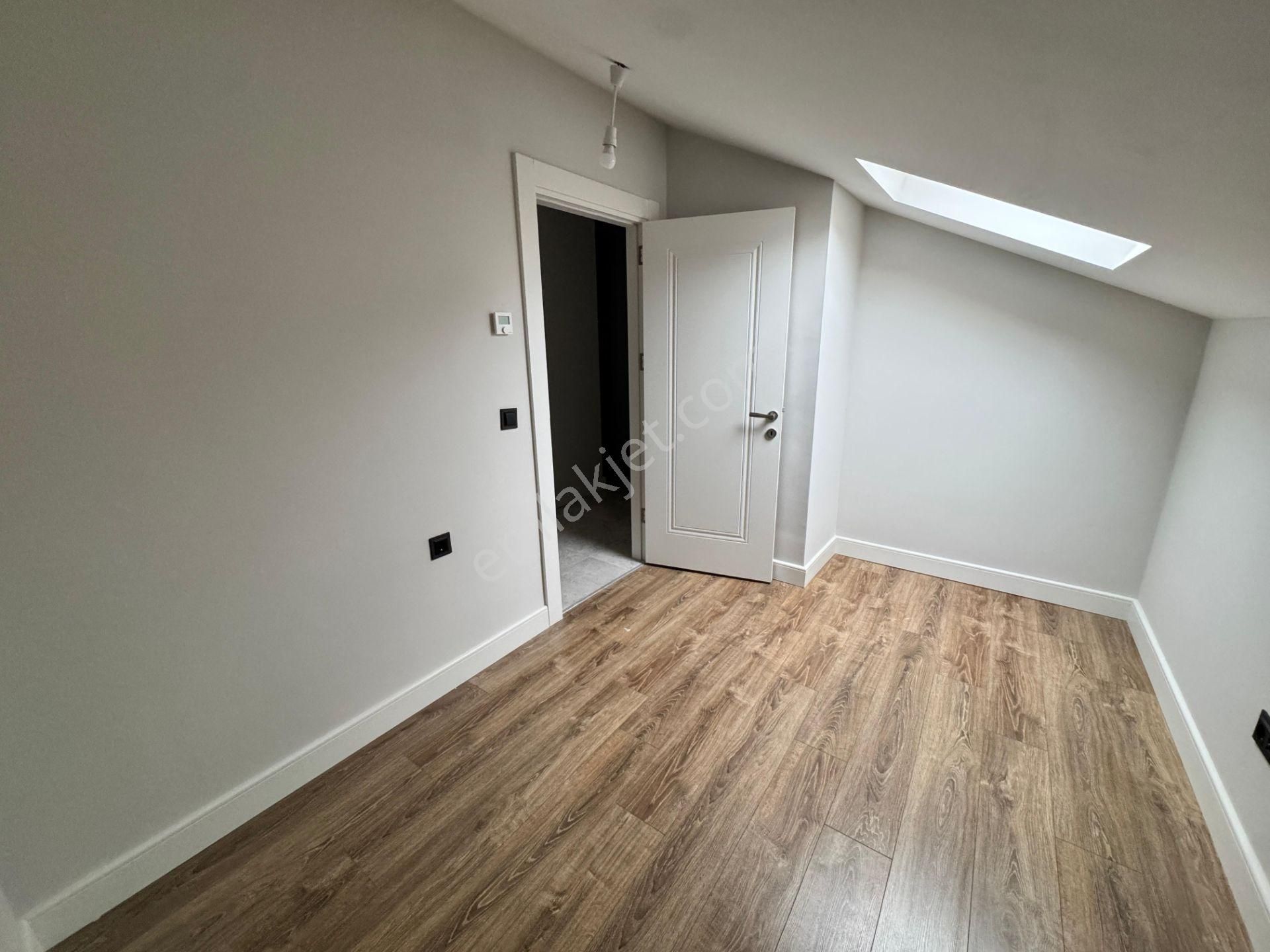 Remax Anı 'dan Yeni Çamlıca Konutları 'nda Kiralık 2+1 Dubleks Daire - Görsel 17