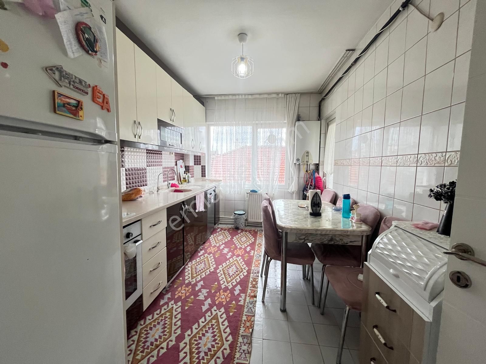 Koza Emlak'tan Akşemsettin Mahalesinde Ara Katta Köşe Bina Da 3+1 Full Yapılı Satılık Dairee