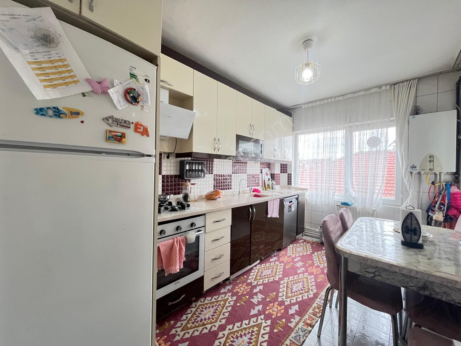 Koza Emlak'tan Akşemsettin Mahalesinde Ara Katta Köşe Bina Da 3+1 Full Yapılı Satılık Dairee - Görsel 3