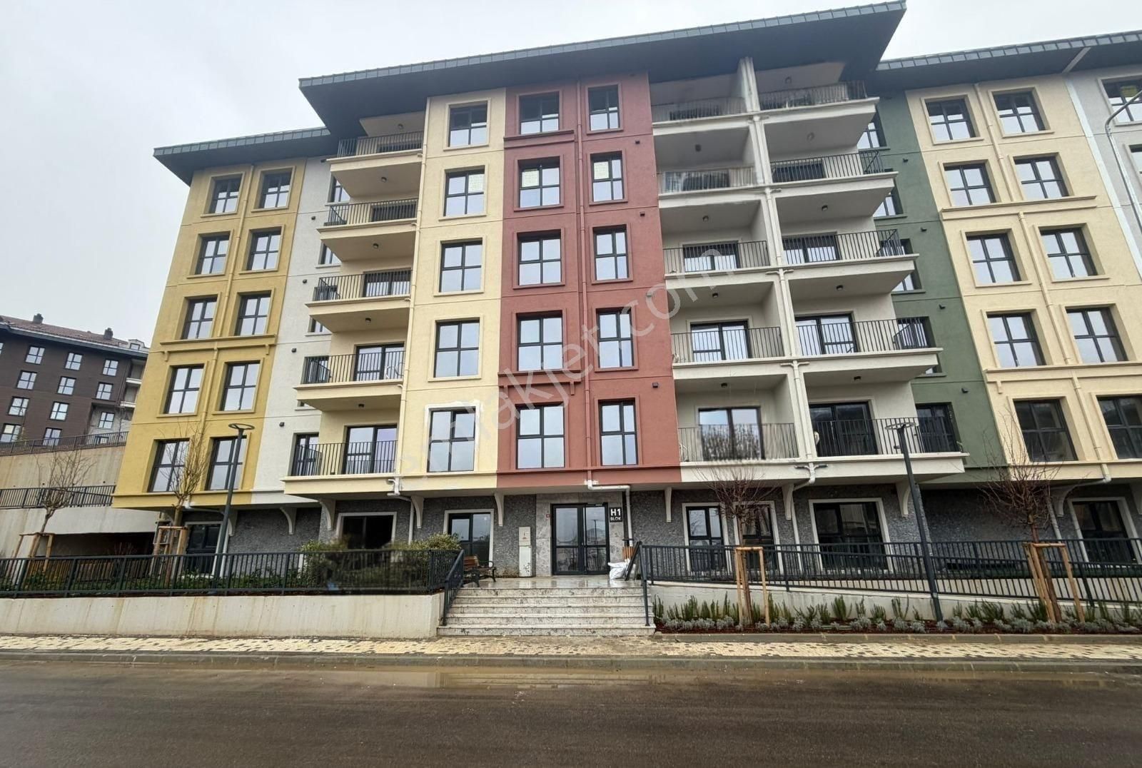 Remax Anı 'dan Yeni Çamlıca Konutları 'nda Kiralık 2+1 Daire