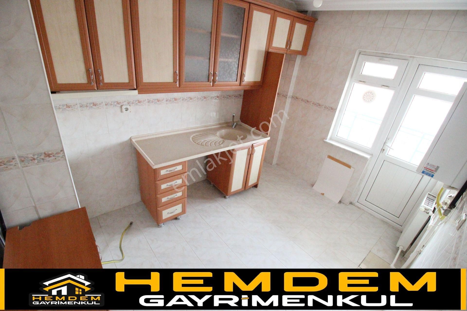 Hemdem Gayrimenkul'den Topçu'da 14.cadde Yanı Sitede 3+1 Kıralık Daire