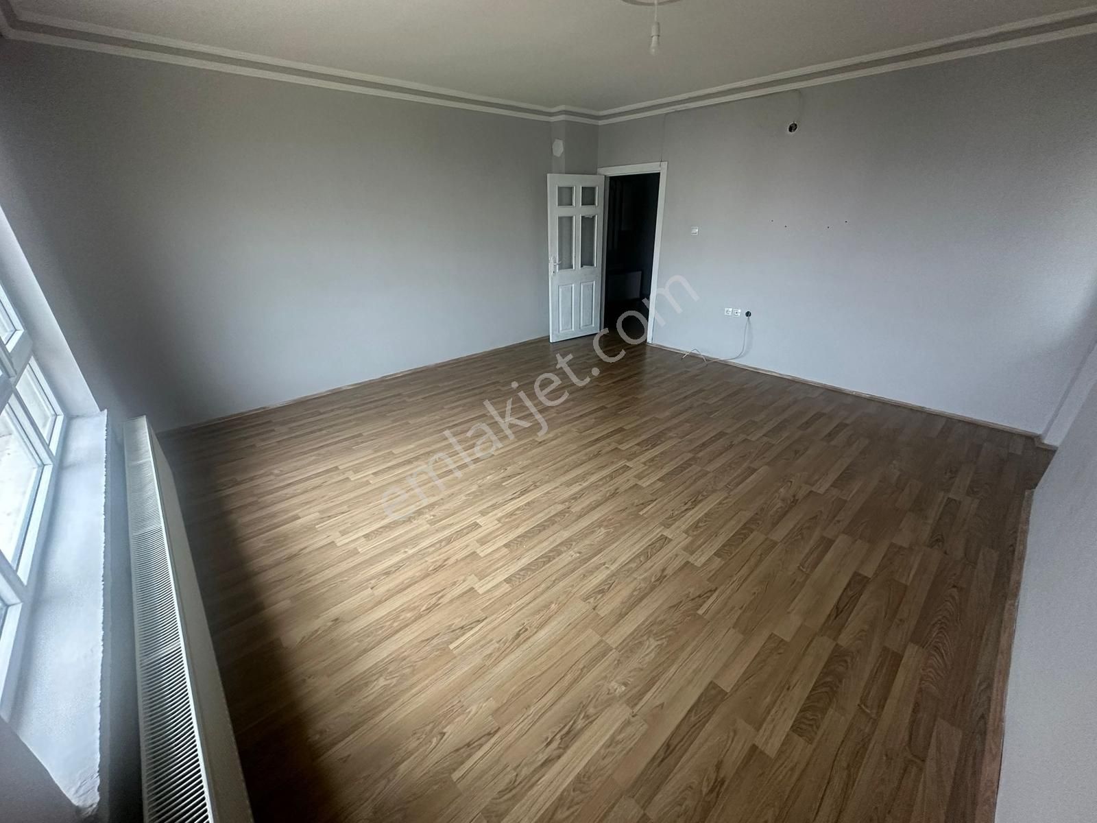 Kılıçsoy'dan 3 Kat Konumunda Çift Balkonlu Kiralık Daire - Görsel 4