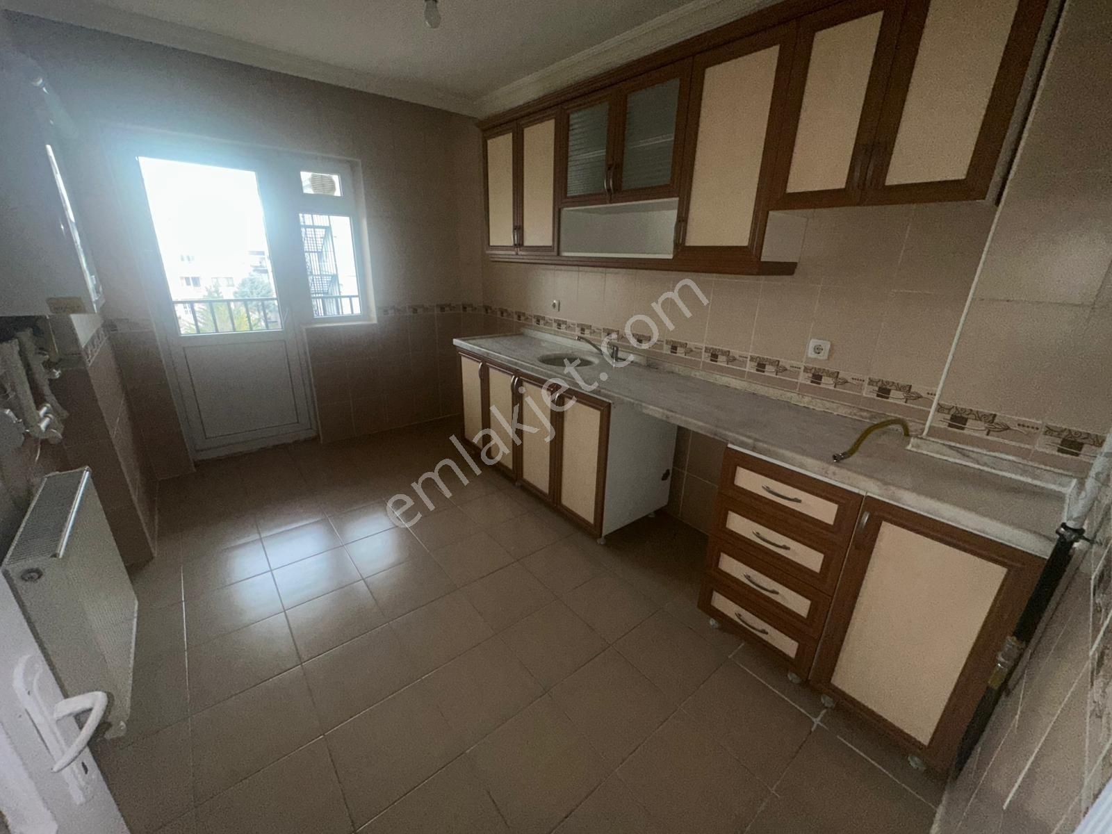 Kılıçsoy'dan 3 Kat Konumunda Çift Balkonlu Kiralık Daire - Görsel 16