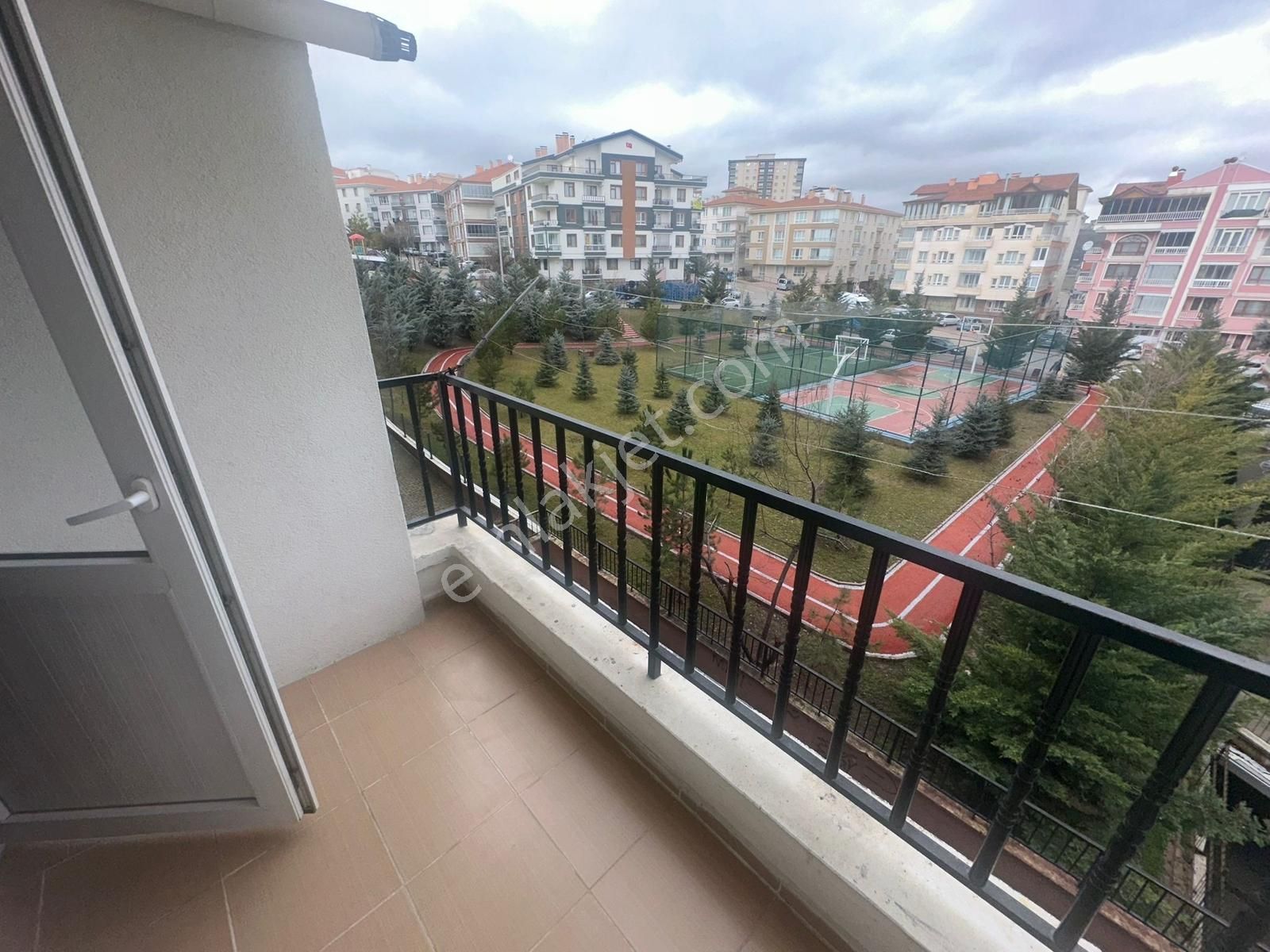 Kılıçsoy'dan 3 Kat Konumunda Çift Balkonlu Kiralık Daire - Görsel 23