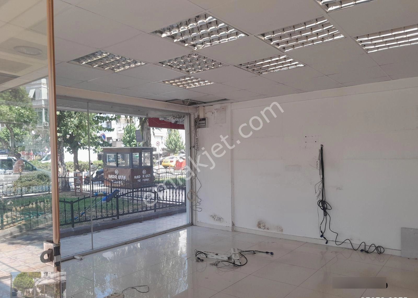 Bostanlı Merkezde İzmir,in En Değerli Yerinde Köşe Dükkan - Görsel 21