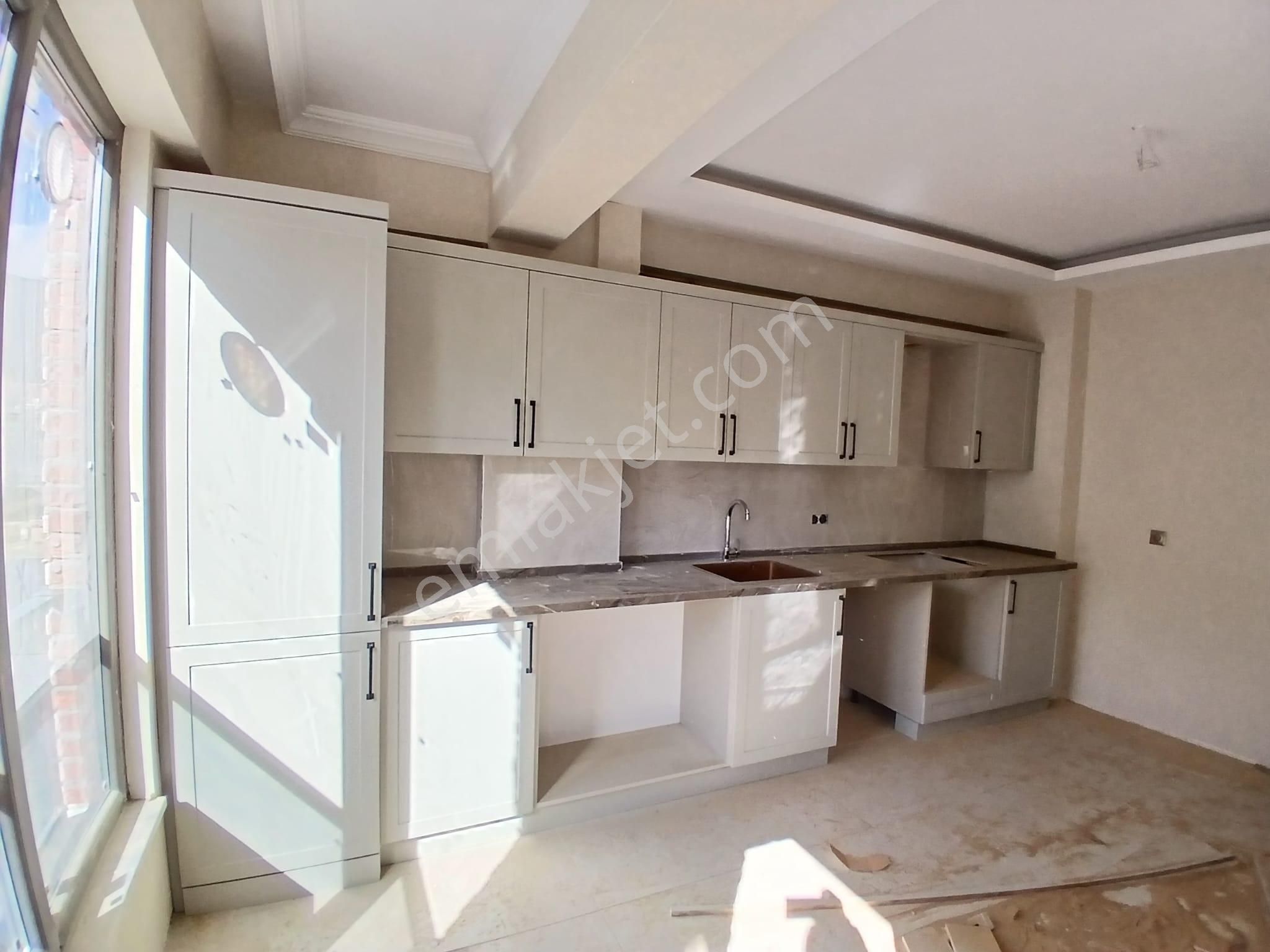 Akçay Emlak'tan Akşehir Gazi Mahallesi Sağlık Yüksekokulu Yanında Garajlı Satılık Sıfır 2+1 Daire