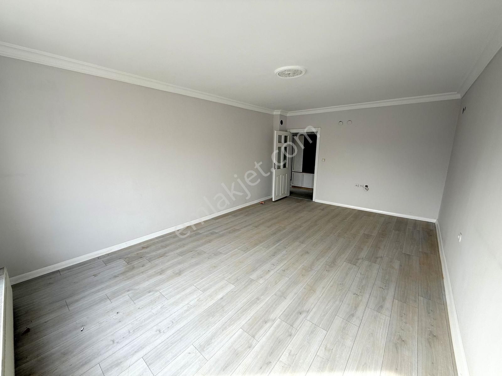 Ulubey'de, 5. Kat, Ana Caddede, Asansörlü, Güneycephe 3+1 Daire! - Görsel 9