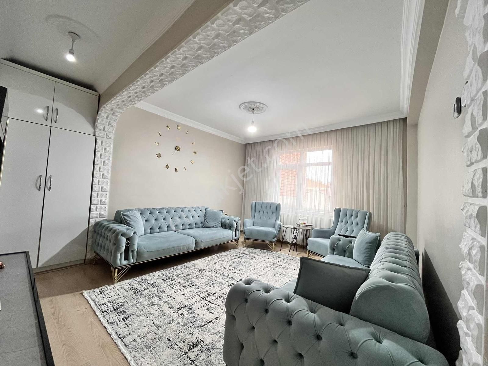 Zafer Mahallesinde 3+1 Cadde Cepheli Üst Kat Daire - Görsel 2