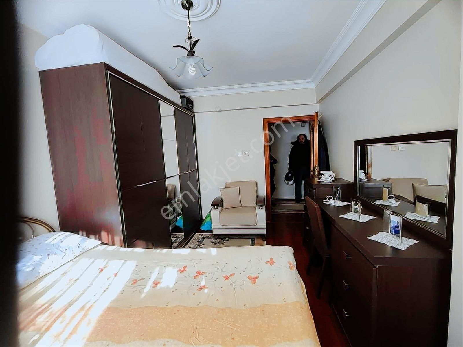 Güngören Yavuz Selim Tramvay Karşısında 3+1 2.kat 130 M2 - Görsel 32