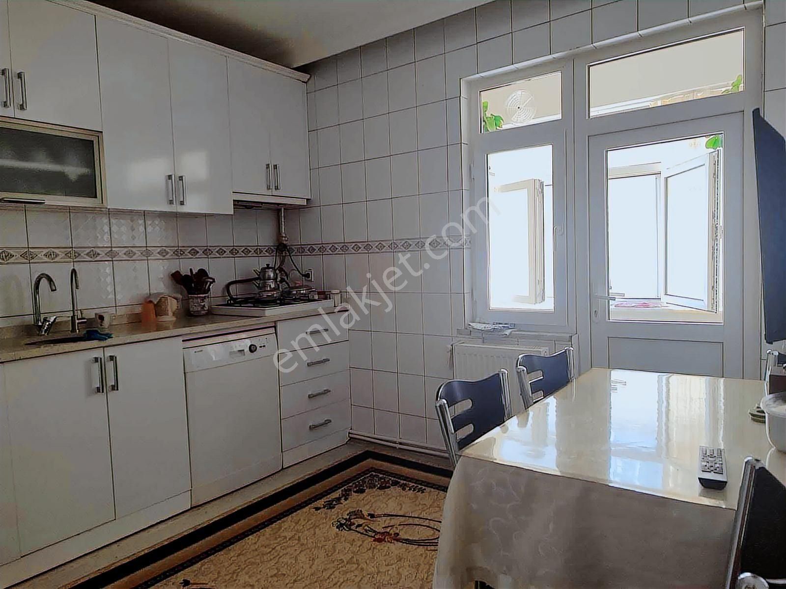 Güngören Yavuz Selim Tramvay Karşısında 3+1 2.kat 130 M2 - Görsel 4