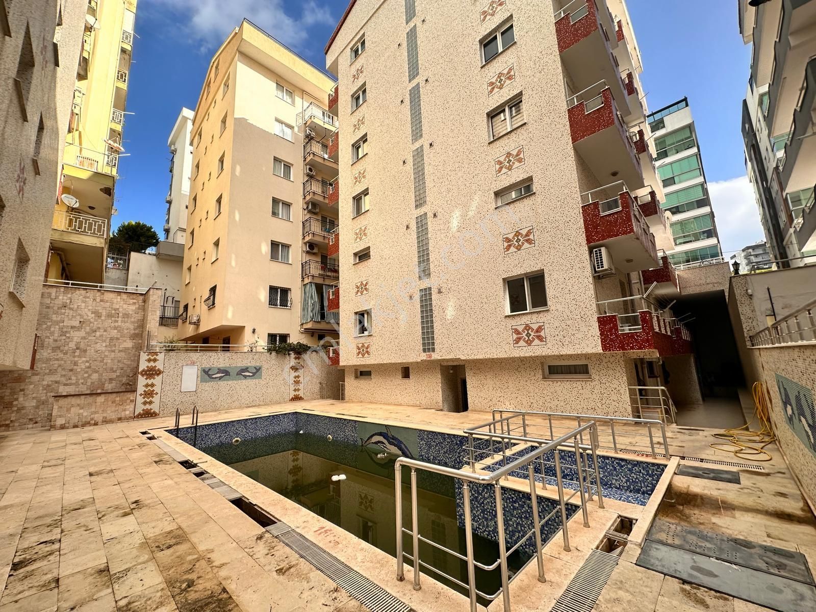 Kuşadası Merkezde Yatırımlık Havuzlu Sitede 1+1 - Görsel 11