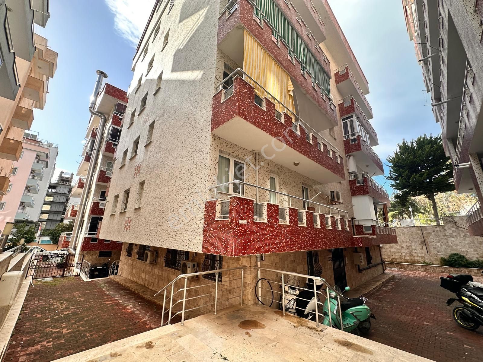 Kuşadası Merkezde Yatırımlık Havuzlu Sitede 1+1