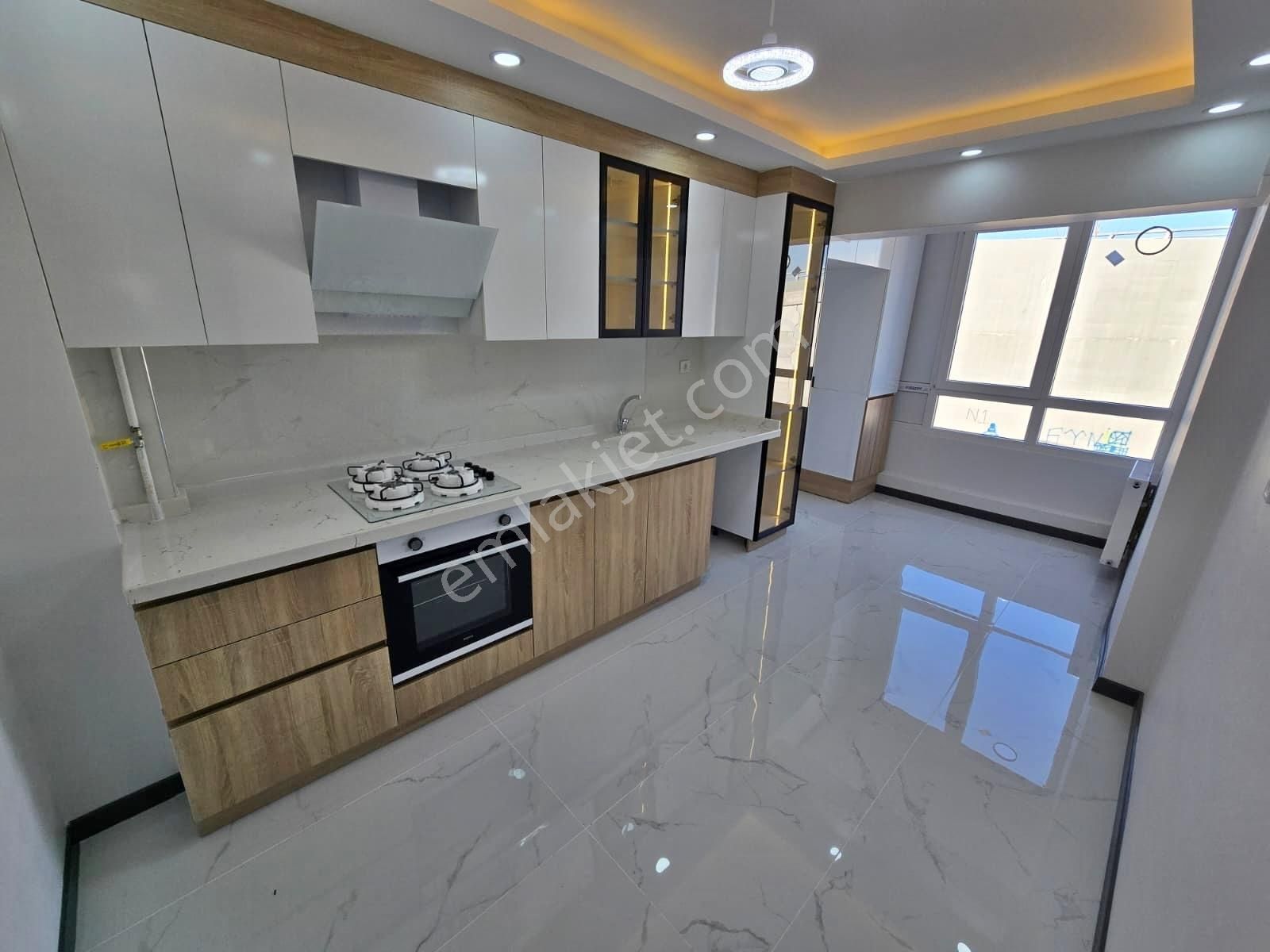 Topçu'da İstasyon Cad. Üzeri 3+1 Ultra Lüks Yapılı Ön Cephe Ev - Görsel 2