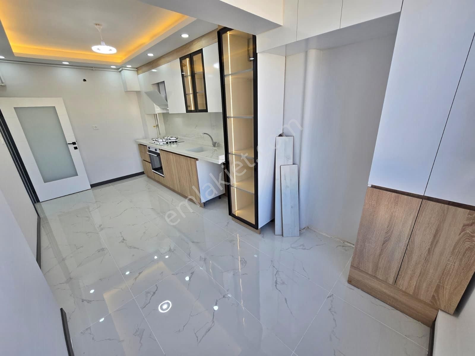 Topçu'da İstasyon Cad. Üzeri 3+1 Ultra Lüks Yapılı Ön Cephe Ev - Görsel 4