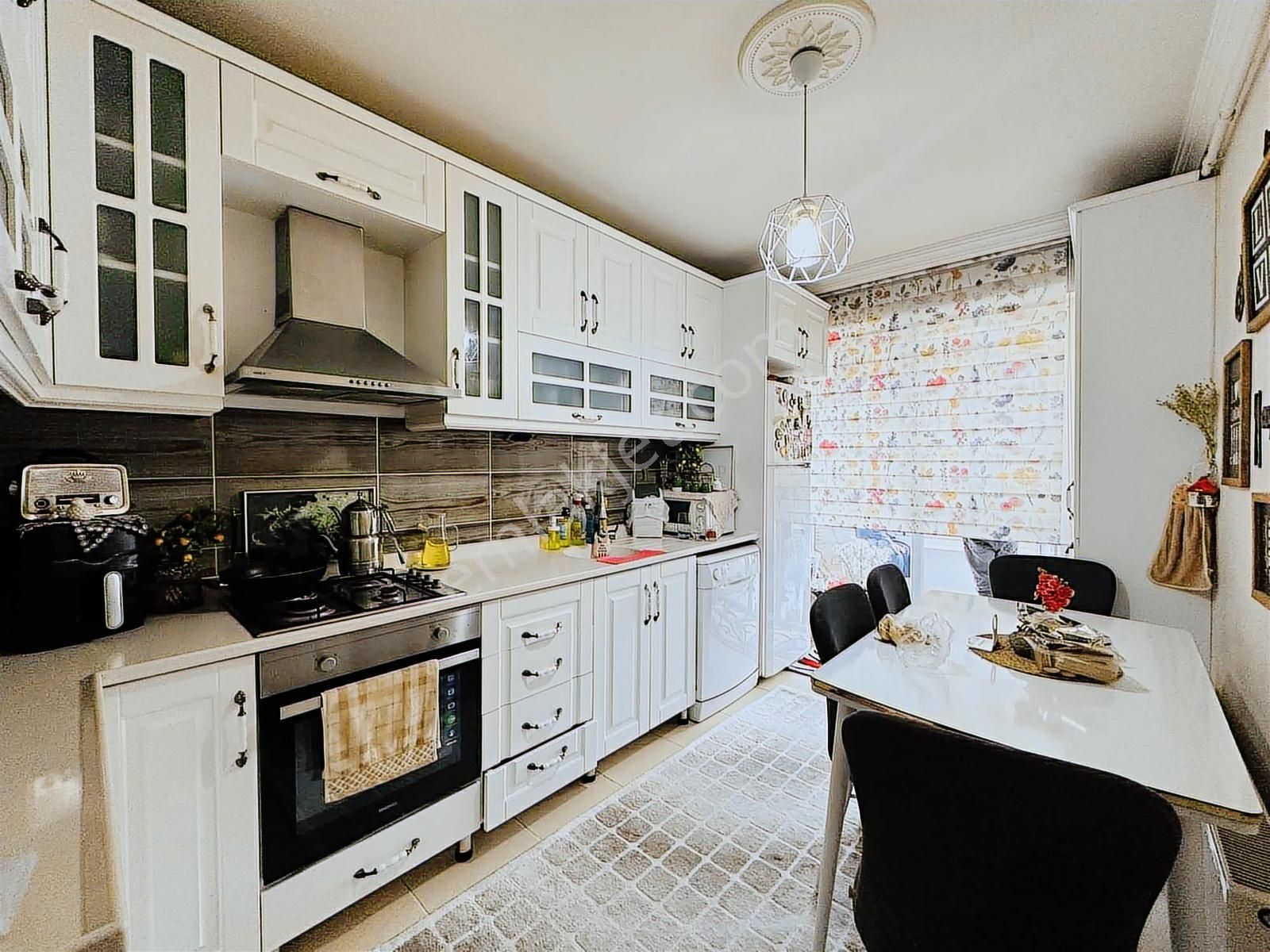 Şentürk Gayrimenkul'den**ön Cephe**3.kat Asansörlü Akbaba Mevkii