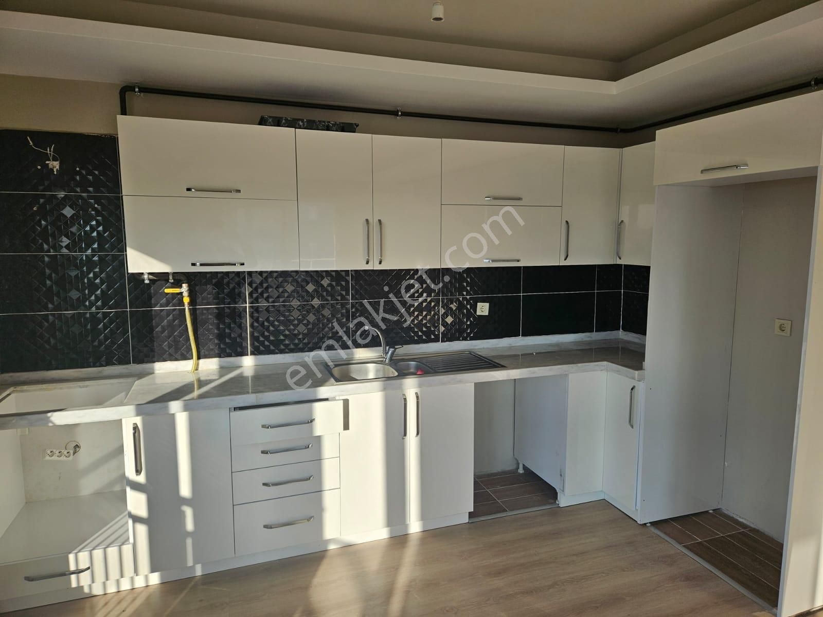 Adana Sarıçam Boynuyoğunda 3+1 Kiralık Doğalgazlı Kombili Bulvar Üzerinde Kiralık Fırsat Daire