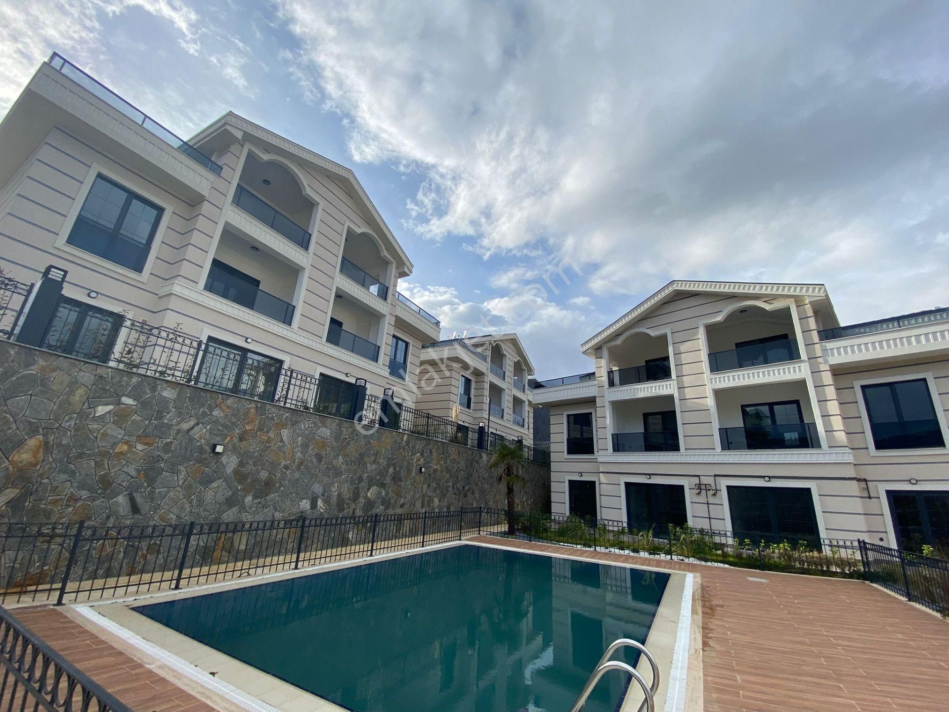 Gümüştepe'de Muhteşem Manzaralı 5+1 Triplex Villa