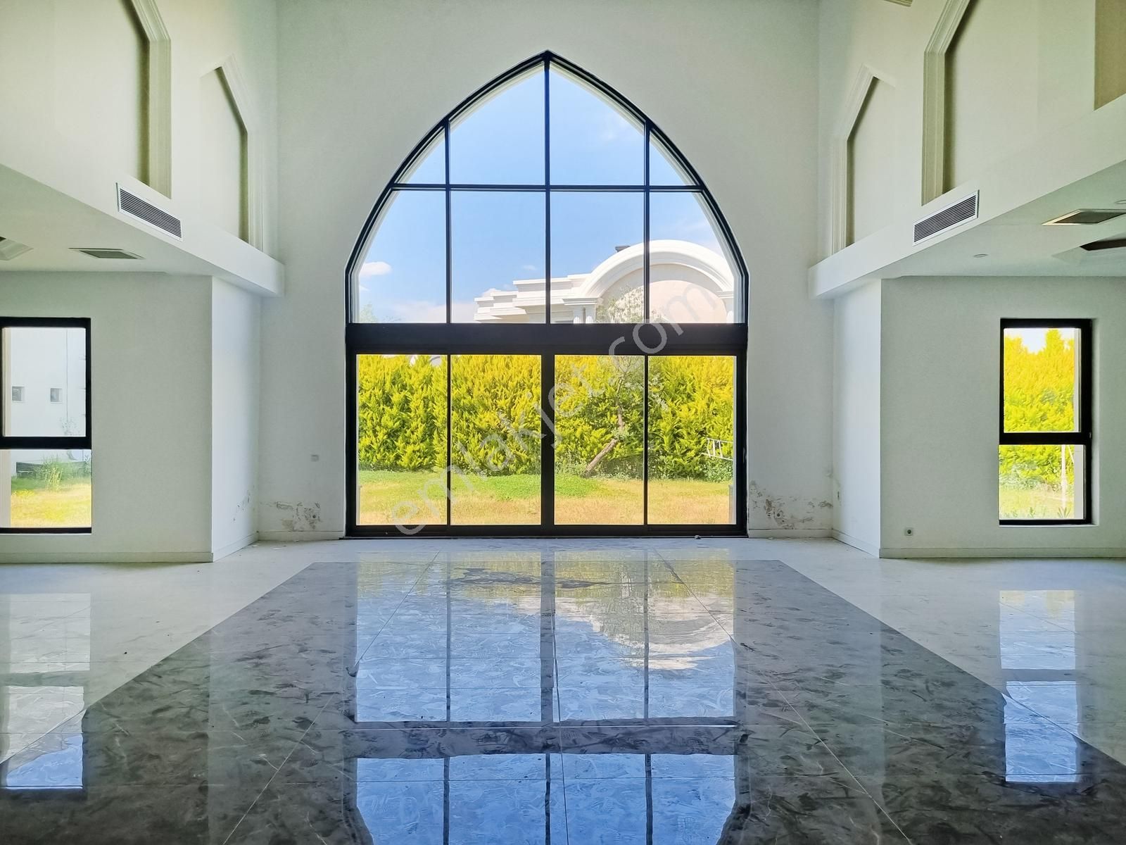 Gökhan Üçgün'den Château D'or Sitesi'nde Sıradışı 1024 M² Konak - Görsel 3