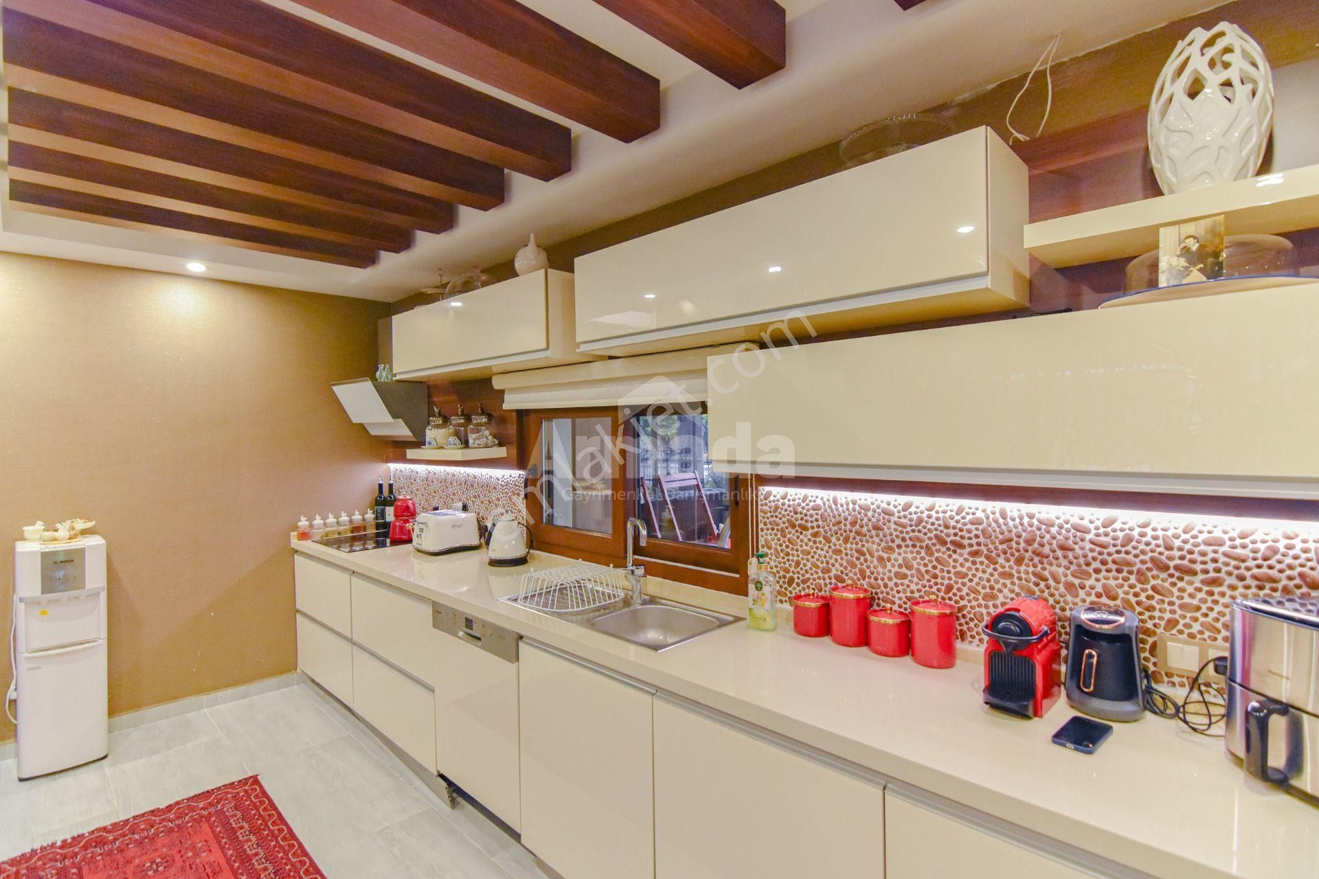 Kuşadası Sahil Siteleri'nde Satılık 4+1 Muhteşem Villa - Görsel 8