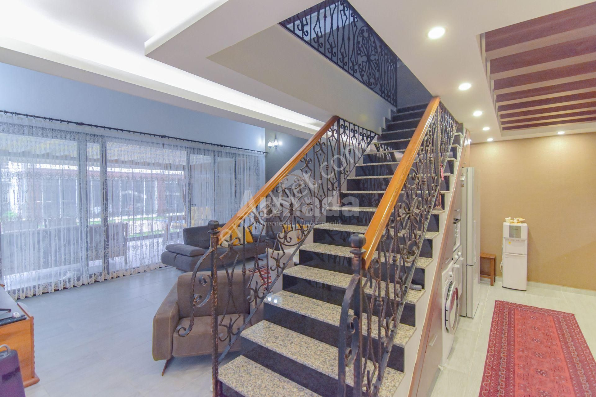 Kuşadası Sahil Siteleri'nde Satılık 4+1 Muhteşem Villa - Görsel 6