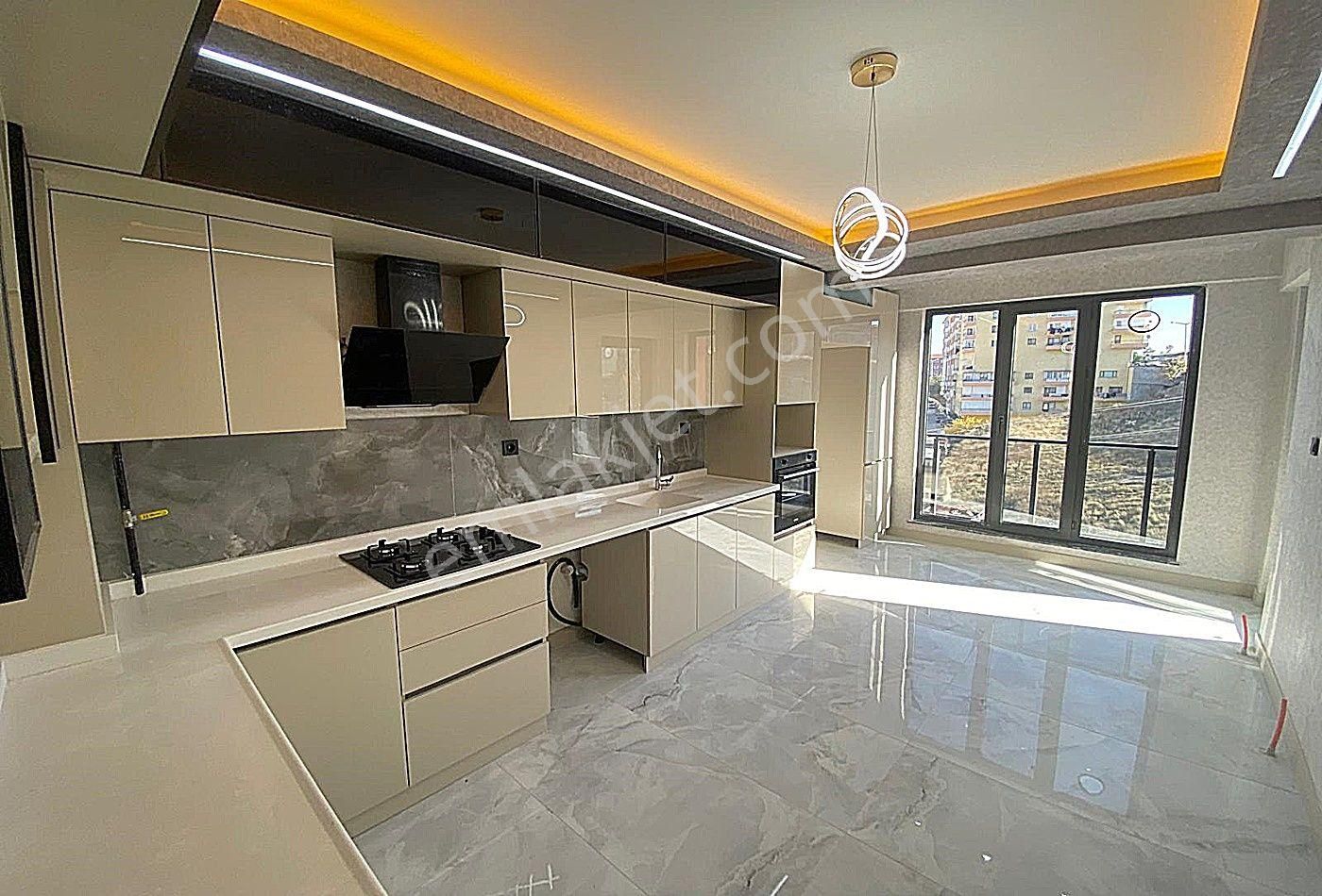 Karakaya'da Avantajlı Konumda Lüks Yapılı Ara Katta Daire