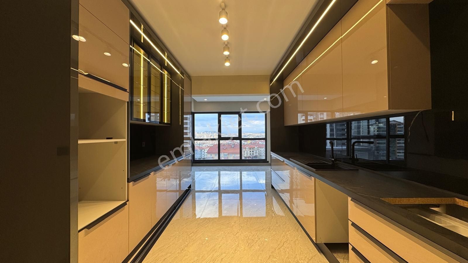 Pursaklar Mehmet Zengin Emlak'tan Kapalı Otoparkı Ultra Lüks Sitede 2.kat 4+1 Daire