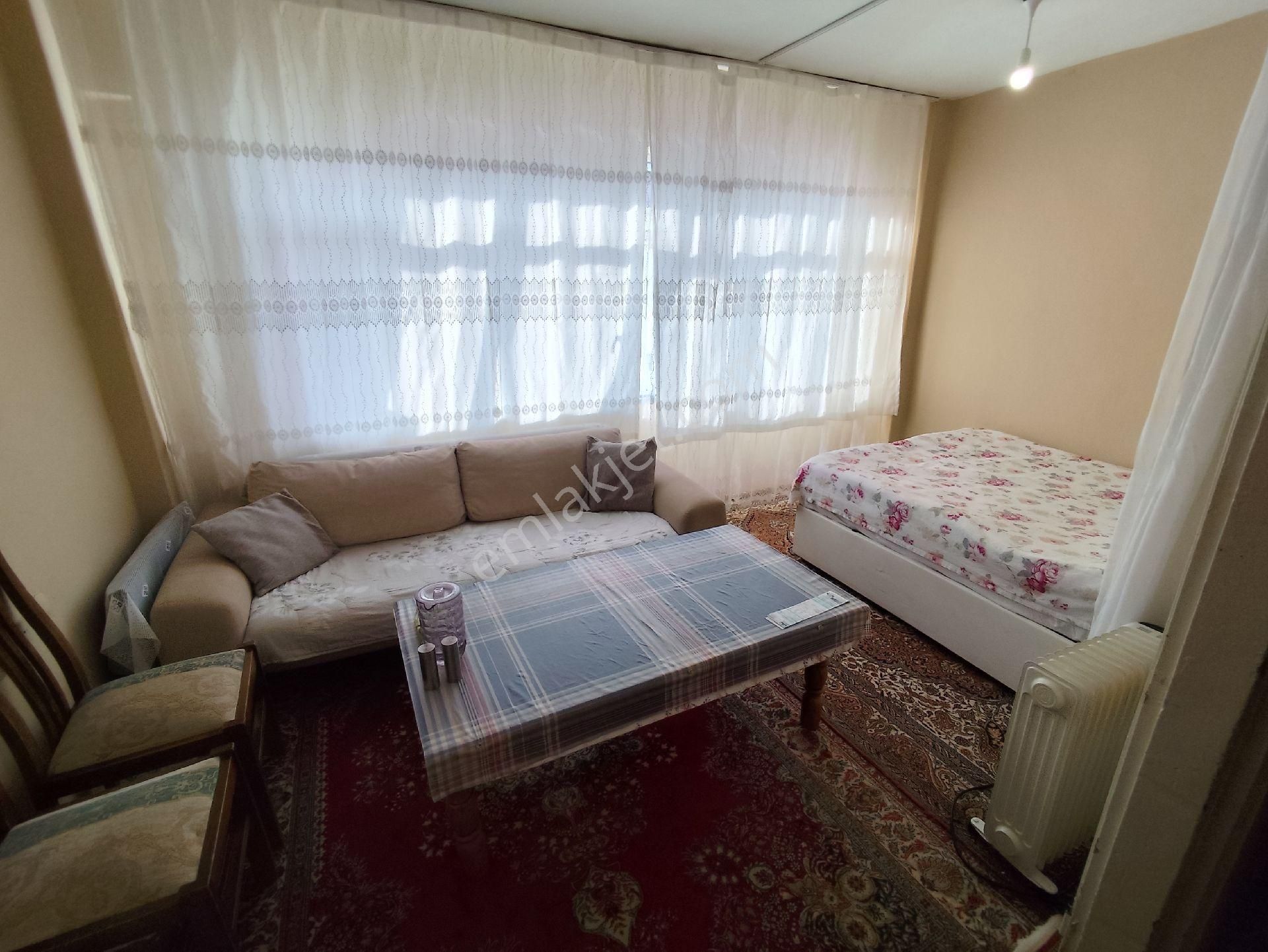 Kocamustafapaşa Abdullah Dede Sok Kat 3 Çift Cephe 1+1 Satılık Daire