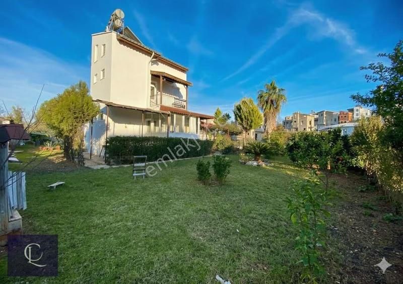 Clara Gayrimenkul'den Serik'de Satılık Tripleks Villa