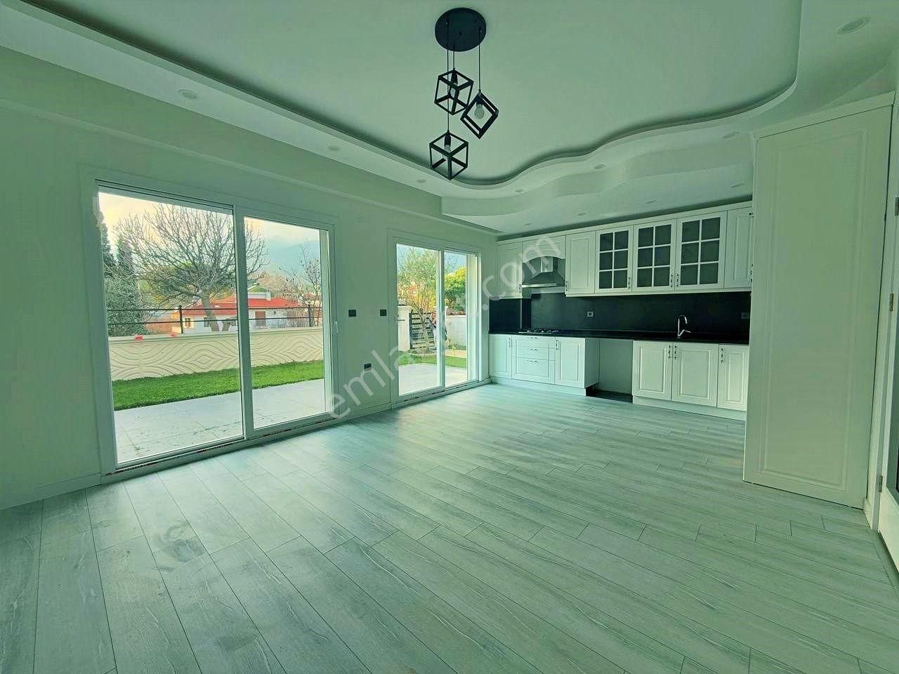 Uytun'dan Gürede Sitede Çift Teraslı Bahçeli 5+1 Satılık Villa - Görsel 2
