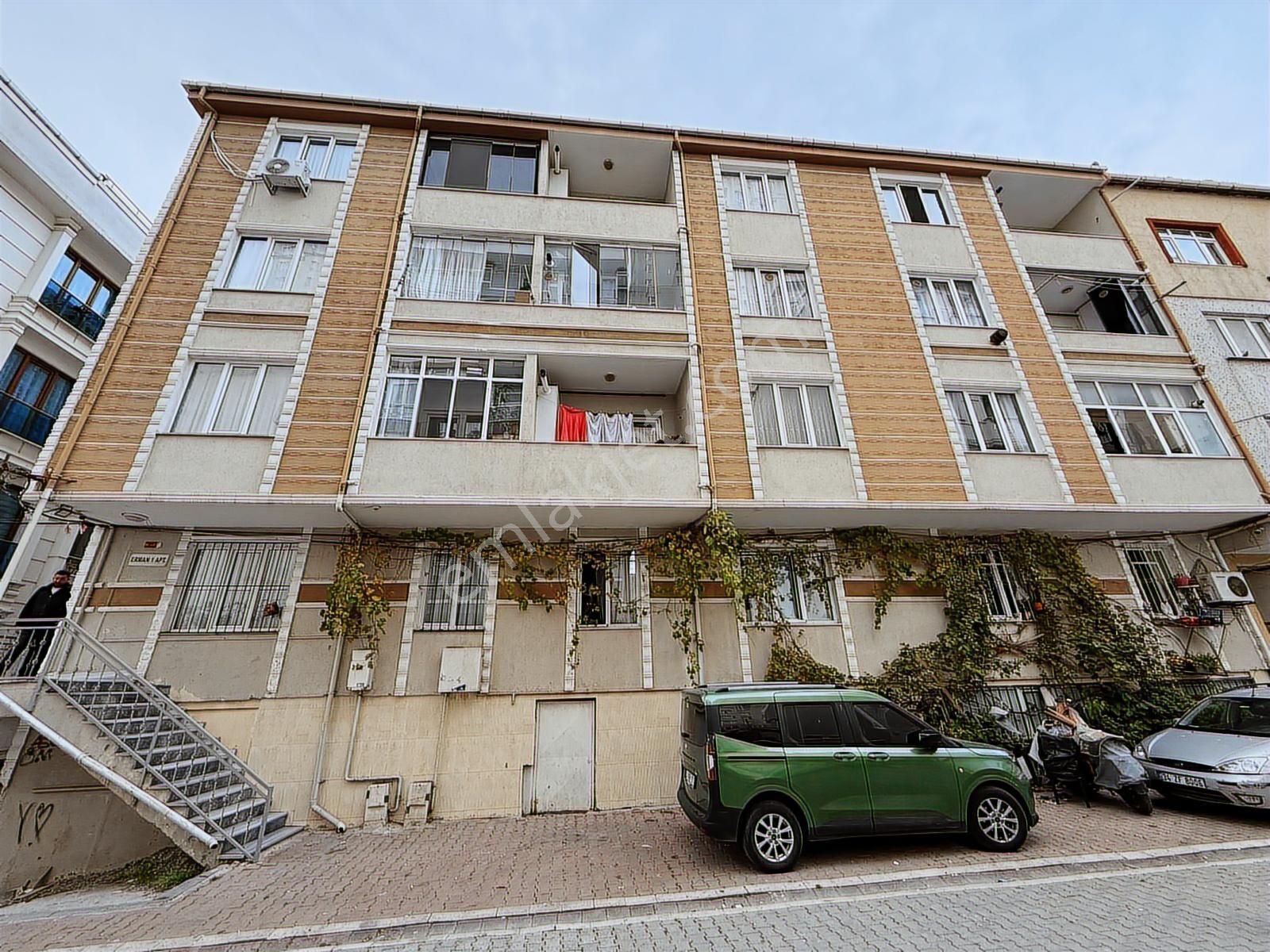 Kıraç Merkez'de Satılık 3+1 Balkonlu 125 M² İskanlı Arakat Daire