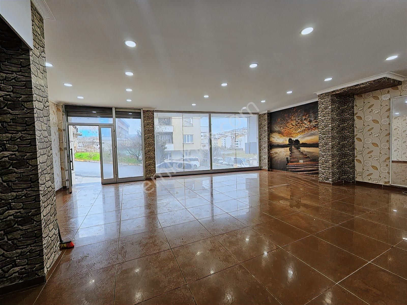 Kıraç - Beylikdüzü Cadde Üzeri 120 M² Kiralık Masrafsız Dükkan ! - Görsel 3