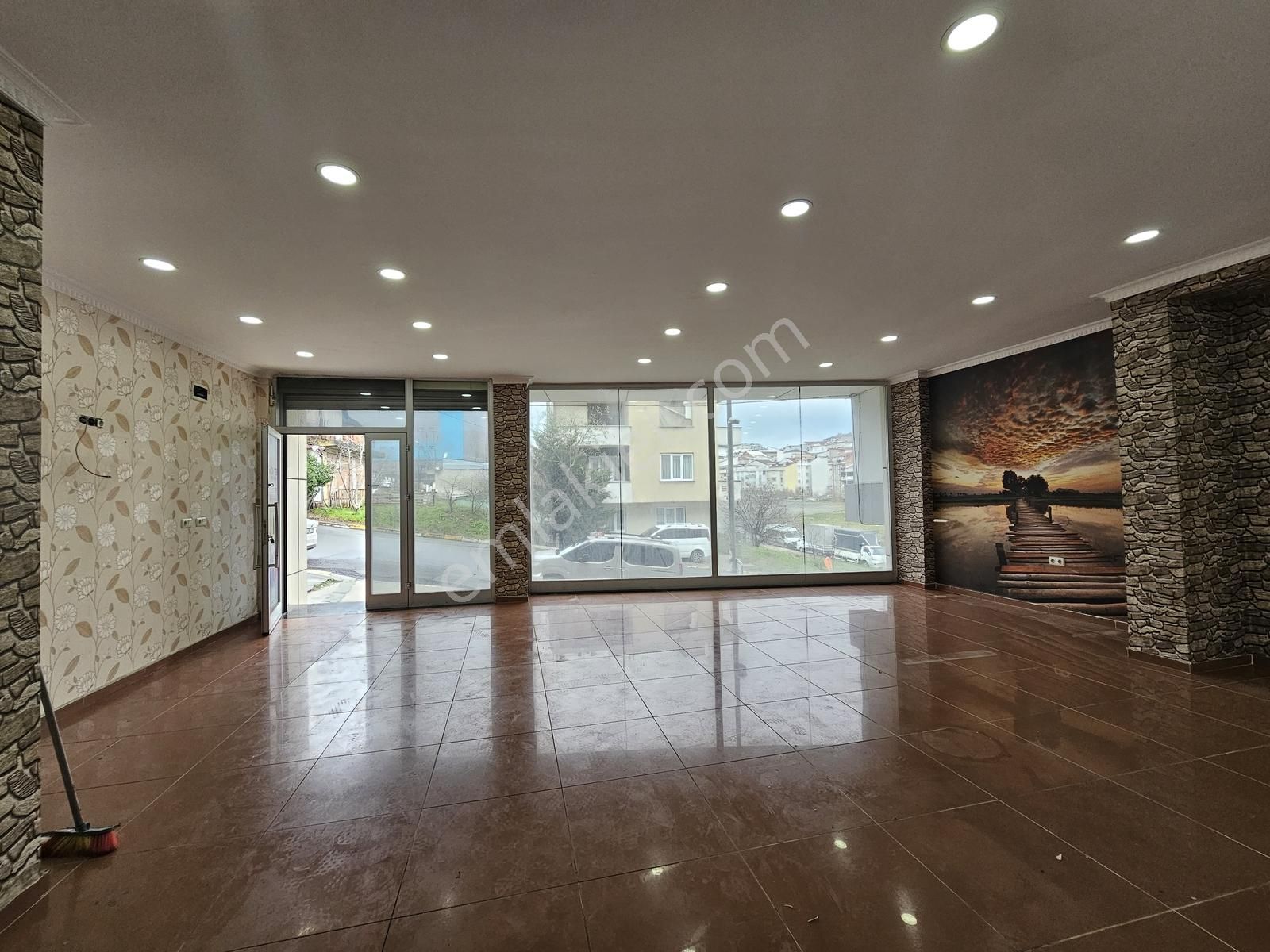 Kıraç - Beylikdüzü Cadde Üzeri 120 M² Kiralık Masrafsız Dükkan ! - Görsel 4