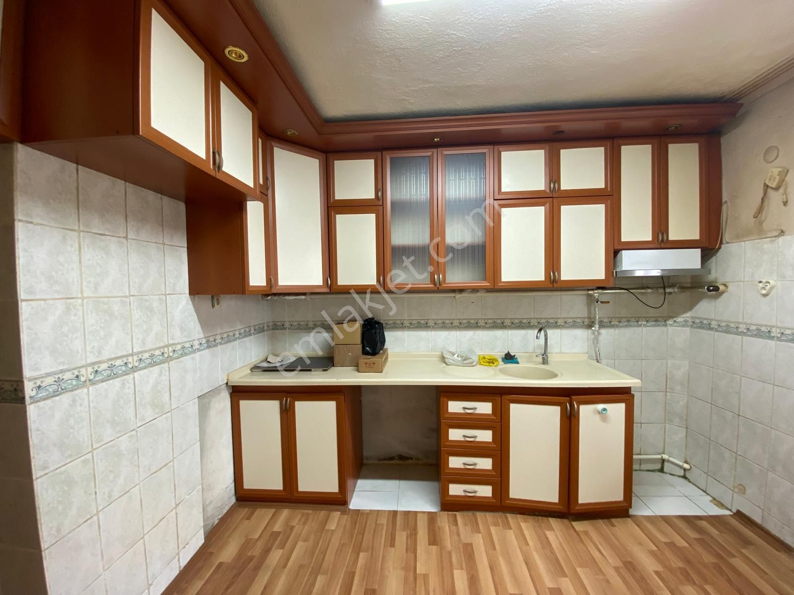 Deniz Yiğit Emlak'tan Cumhuriyet Mahallesinde 3+1bakımlı Arakat Daire