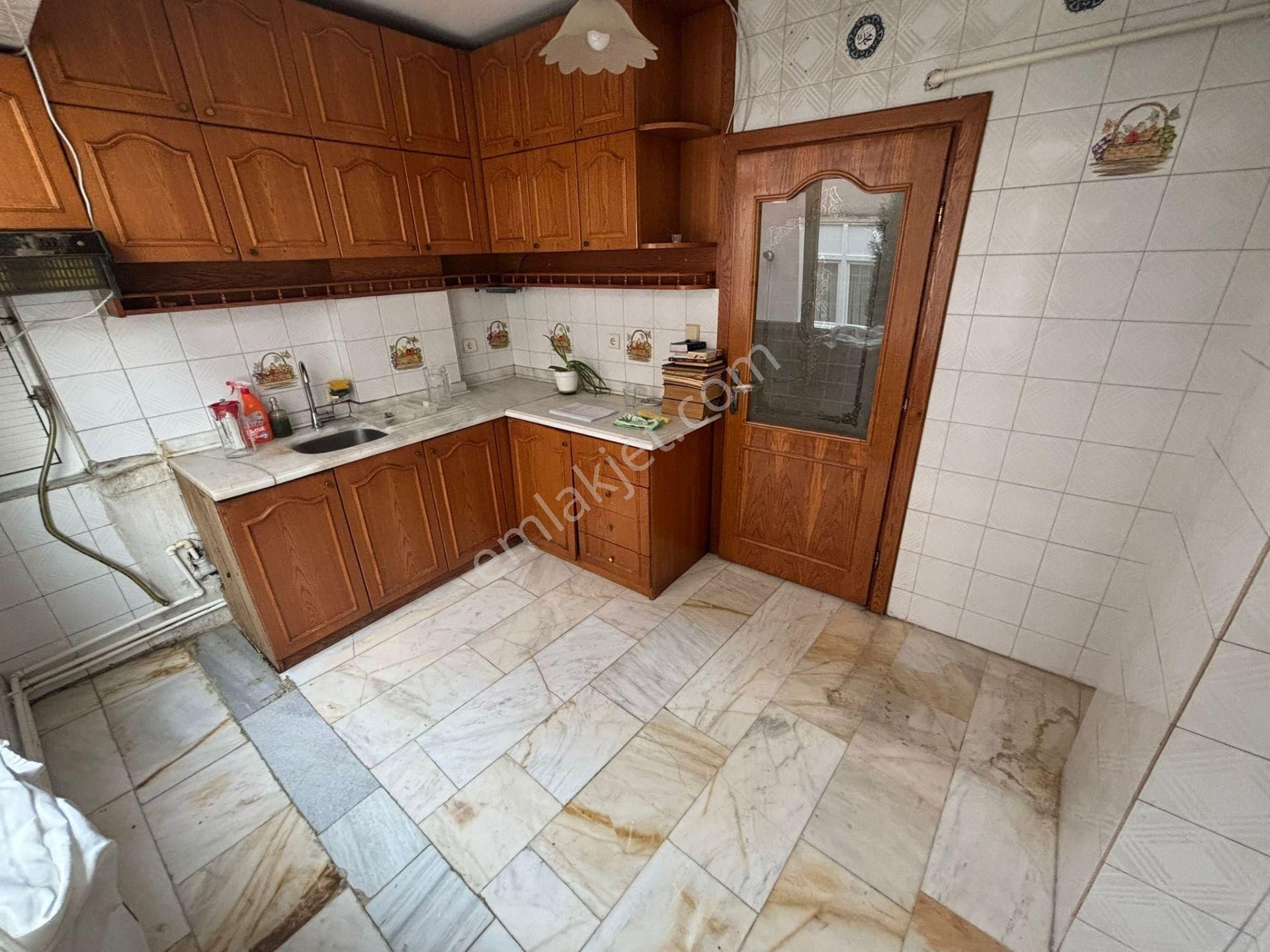 Kaçmaz'dan Küçükyalı İbni Sina Civarında Ön Cephe Balkonlu 3+1