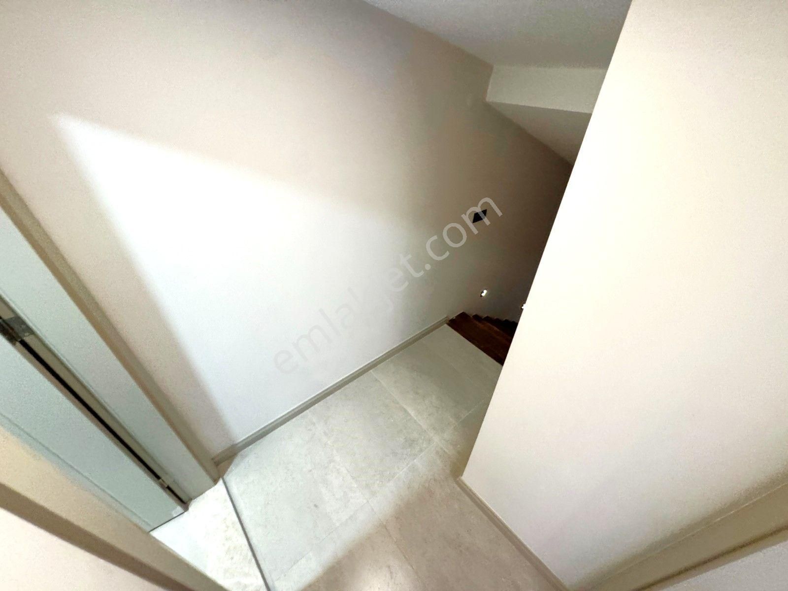 Akçay Merkez'de Aygül'den Denize 50 Mt Sıfır Yerden Isıtmalı Şık Mimarili Teraslı 2+1satılık Dubleks - Görsel 31