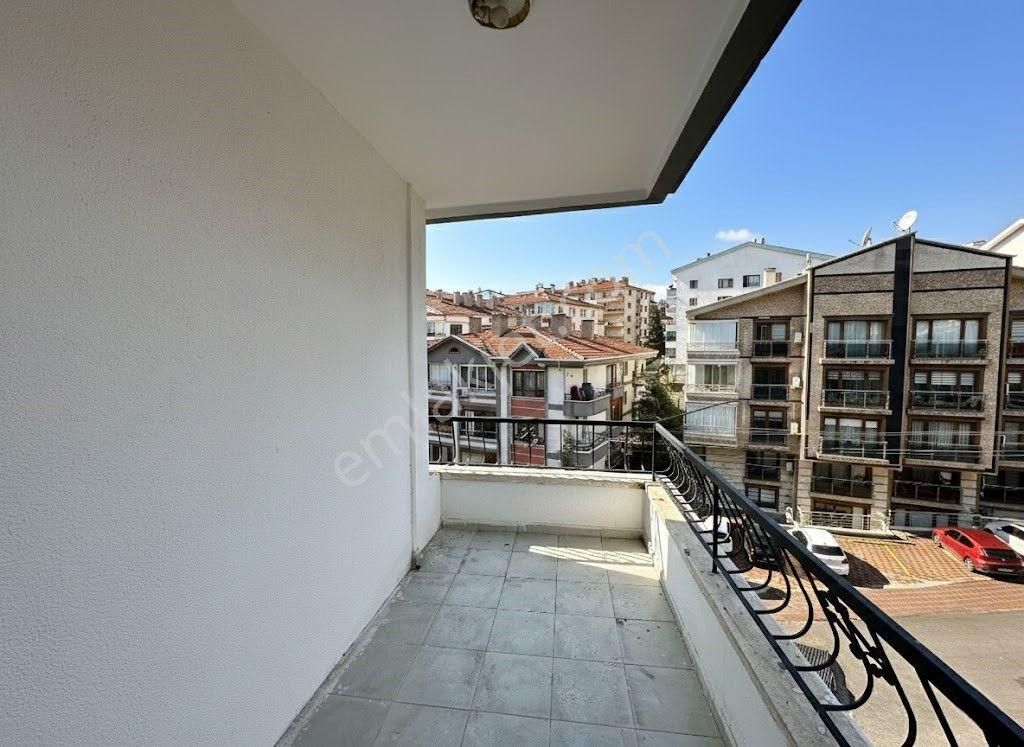 Uzman Emlak Ofisinden İncirli Mh.de 3.kat Konumunda Isı Yalıtımlı Bağımsız 3+1 Daire - Görsel 4