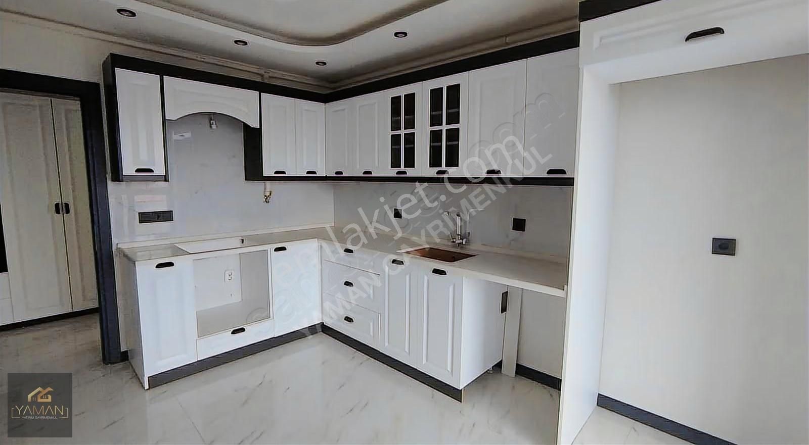 Akhisar Hürriyet Mahallesi'nde Satılık Arakat 2+1 Daire