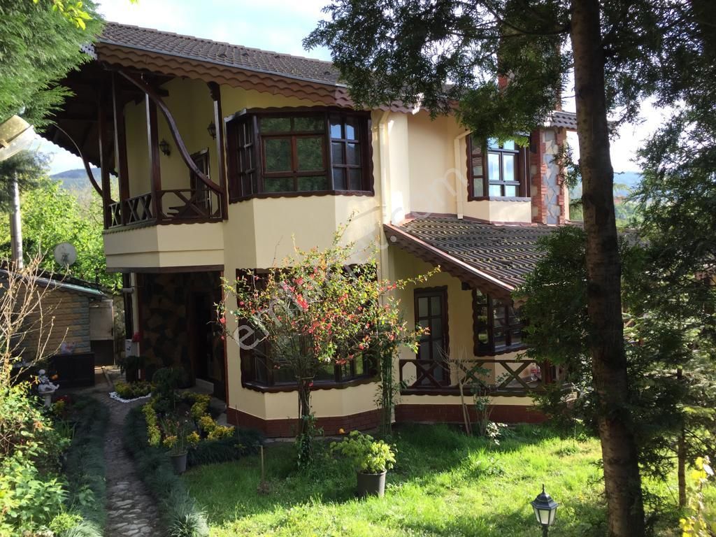 Sapanca’da Site İçinde Satılık Müstakil Villa..