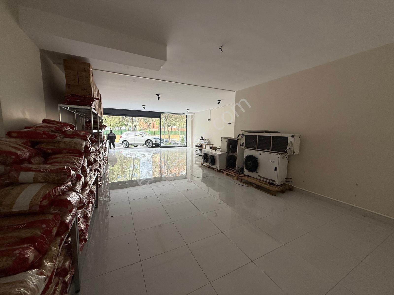 West Marinaya Yakın Merkezi Konumda 120 M2 Kiralık Dükkan !! - Görsel 8
