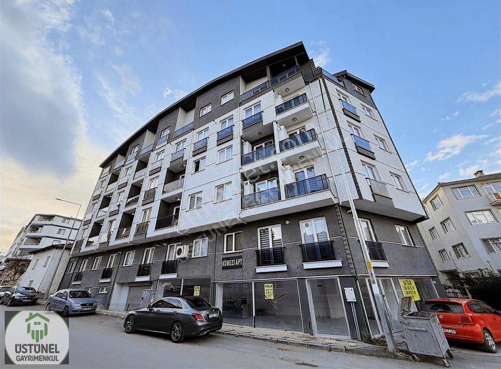 Üstünel'den 4 Yaşında Kat Mülkiyetli Boş Uygun Satılık Daire