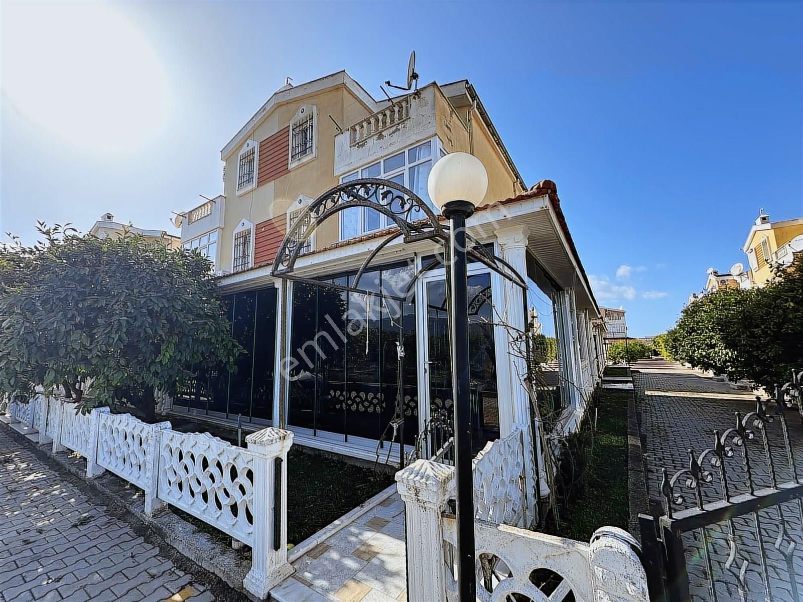 Kuşadası Davutlar Sahil Eşyalı 4+1 Havuzlu Satılık Yazlık