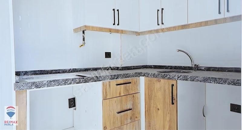 Remax Parla'dan Tramvaya 500 Mt Yerden Isıtmalı Lüks 1+1 - Görsel 9